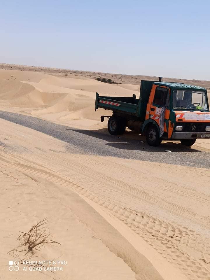 فك الرمال بطريق مؤدي إلى قرية الخبنة الصفراء