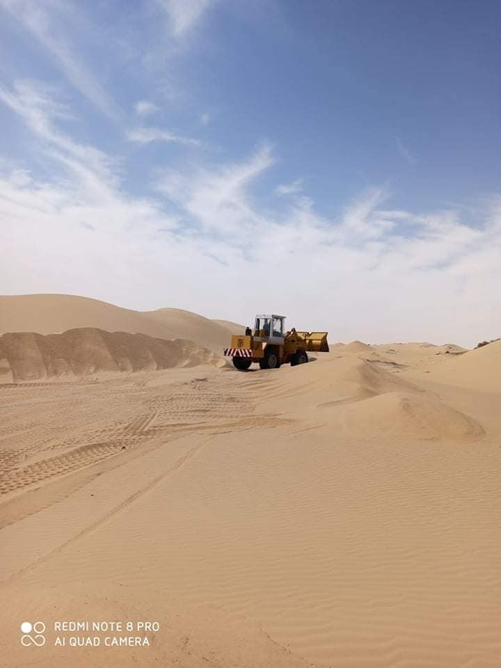 فك الرمال بطريق مؤدي إلى قرية الخبنة الصفراء