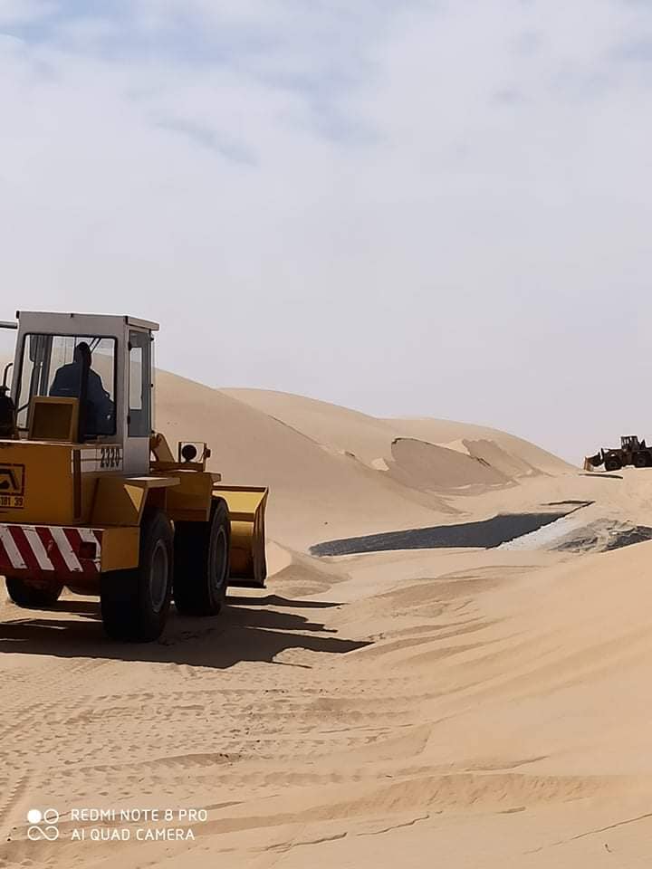 فك الرمال بطريق مؤدي إلى قرية الخبنة الصفراء