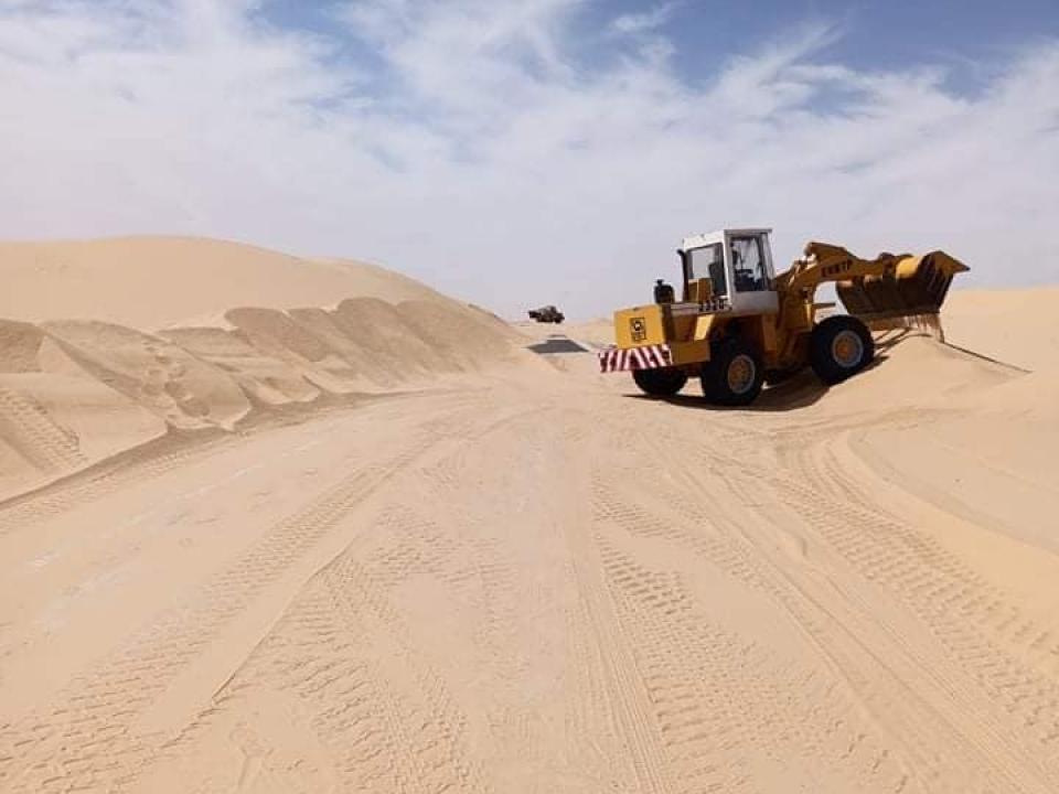 فك الرمال بطريق مؤدي إلى قرية الخبنة الصفراء